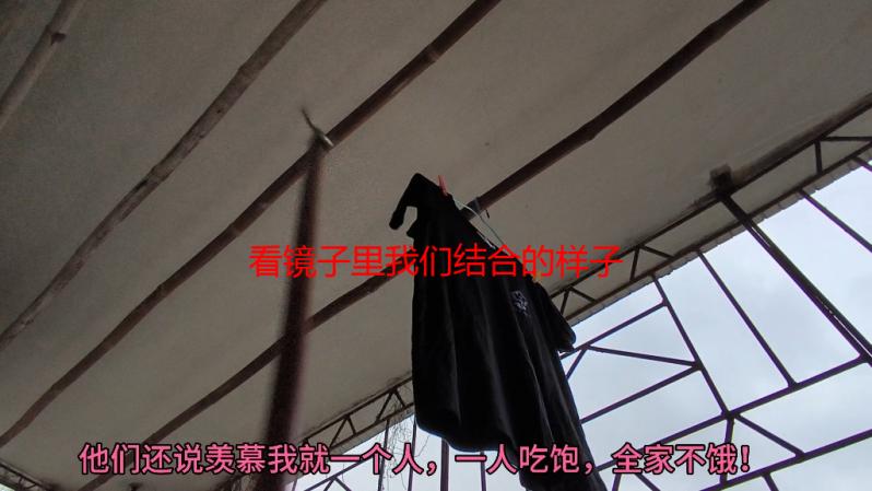 看镜子里我们结合的样子：爱与自我的交融
