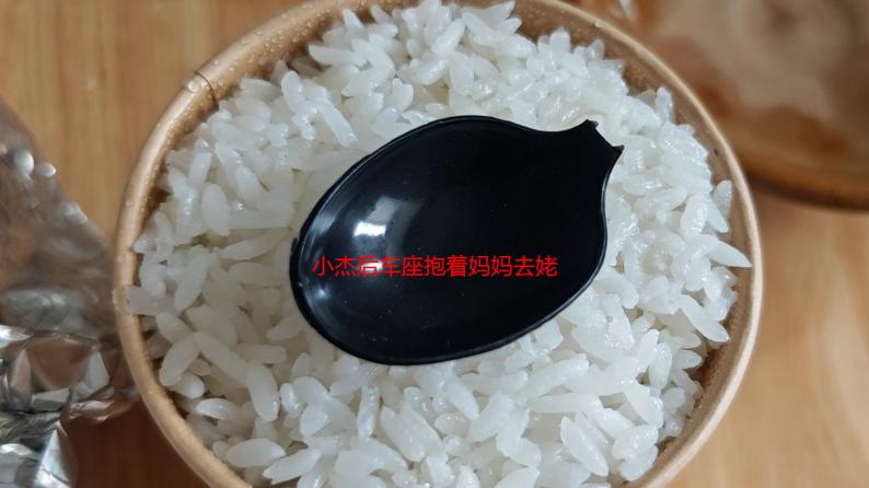 小杰后车座抱着妈妈去姥姥家搬家：一次充满温情的家庭搬迁记