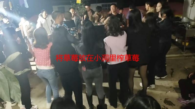 将草莓放在小洞里榨草莓汁可以吗？解析草莓汁制作方法及常见问题