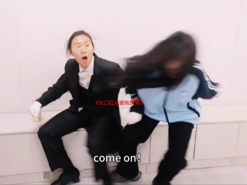 YSL口红水蜜桃色号2425：温柔少女感，打造甜美嘟嘟唇