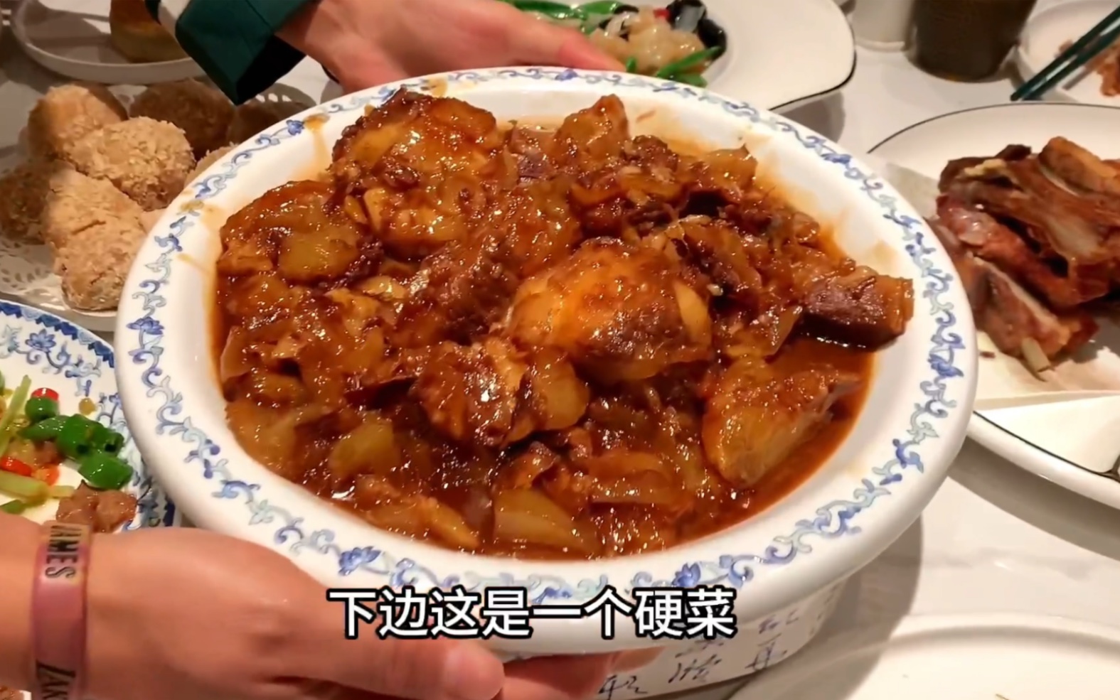 女人四十如狼五十如虎坐地能吃土？深度解析中年女性的魅力与挑战