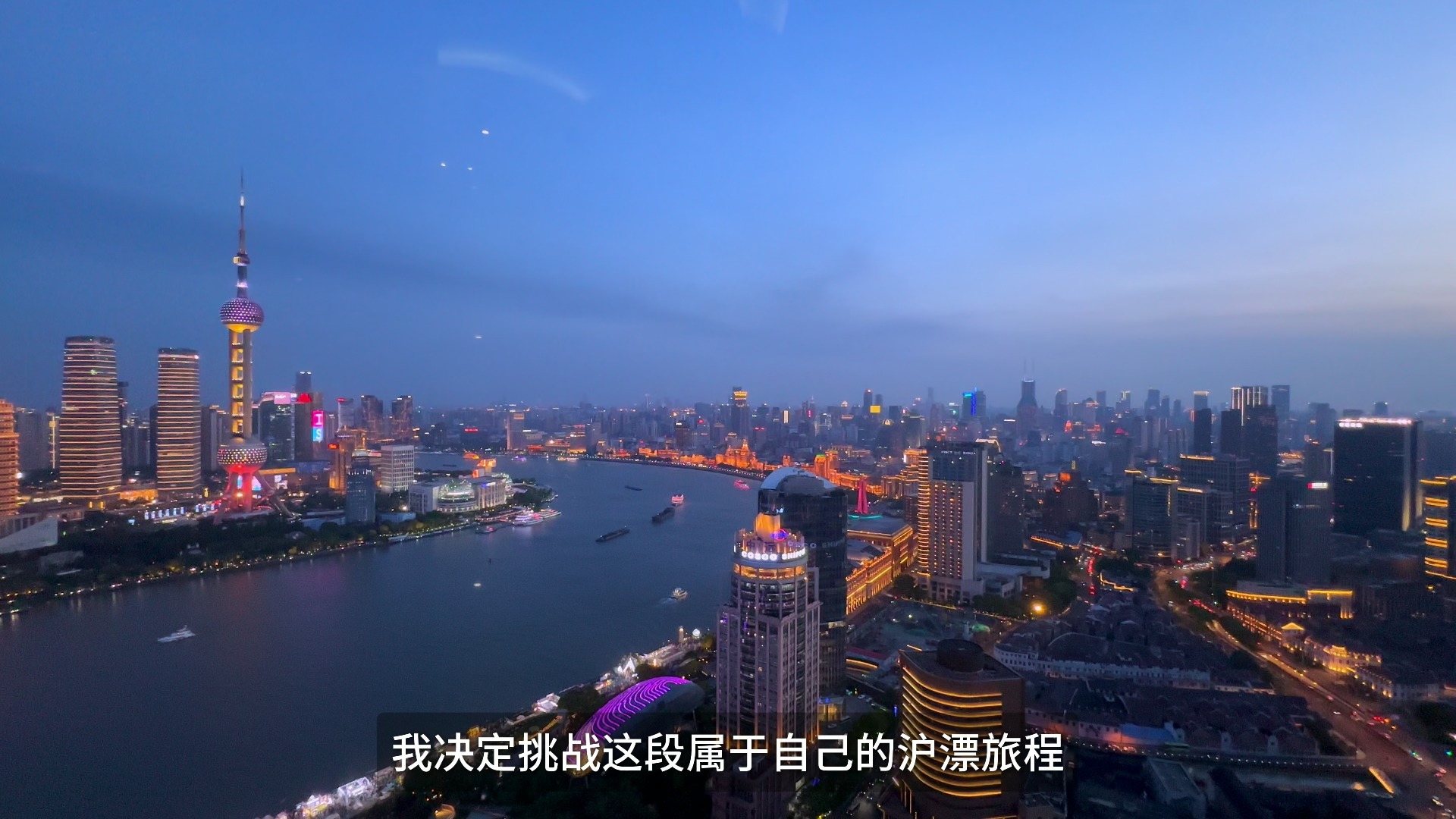 东北痞帅飞机粗口CHINESE，这几个词凑一块儿，能炸出不少故事。哥们儿我，就说说我那段“飞”一般的青春。<title>东北痞帅混不吝的飞行梦：飞机头、粗口和那架CHINESE航模</title>